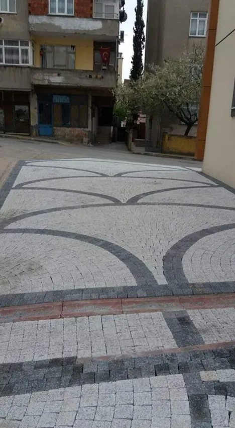 Bina önünde desenli taş döşeme