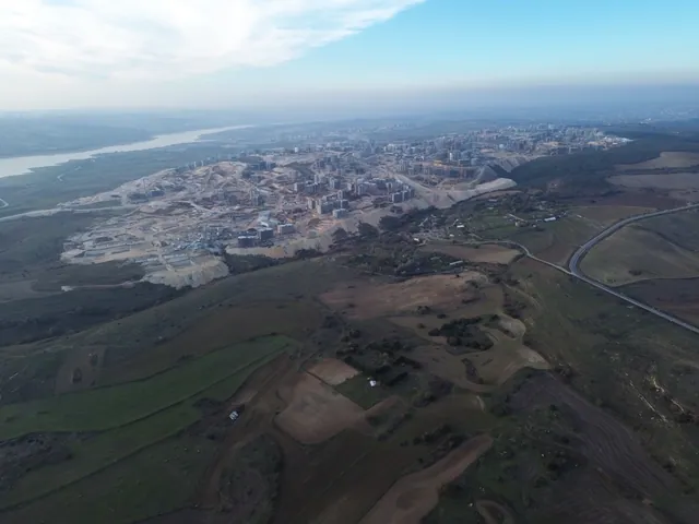 Göl kıyısı, yerleşim ve çevre arazilerin drone ile görünümü