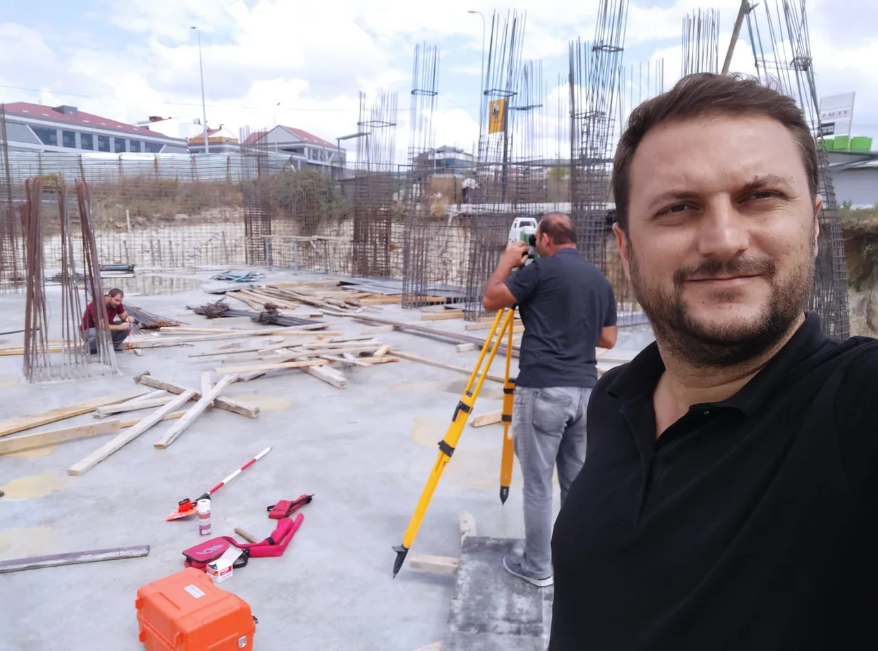 Şantiyede ölçüm cihazı ve saha ekibi