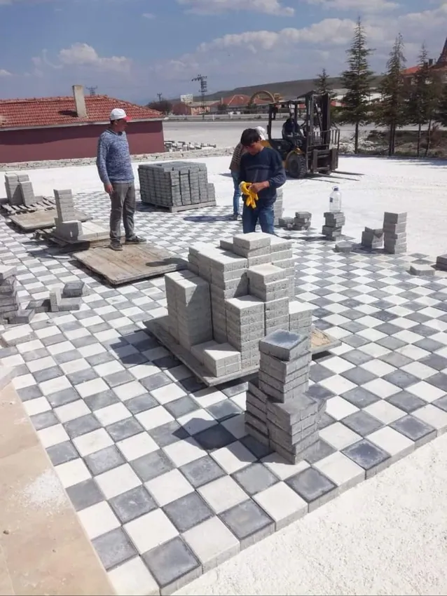 İki renkli taş döşeme uygulaması